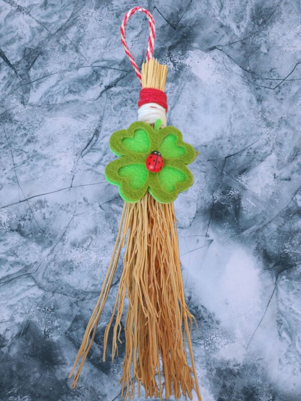 kleine bezem met beeldje